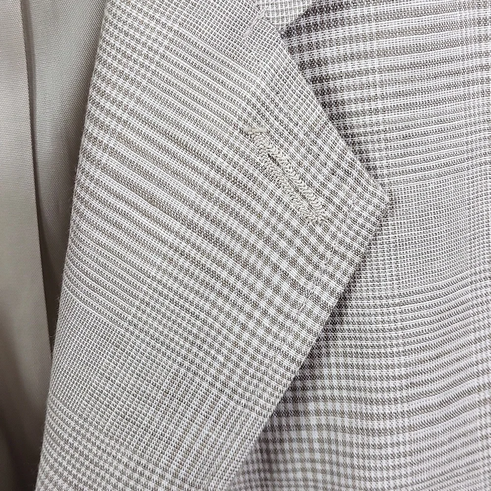 Perry Ellis 100% linen Gray Checkered Blazer. Size M‎
